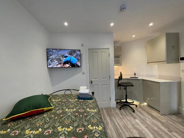 En-suite Room in a luxury house at Whitton Avenue West, UB6 0EF