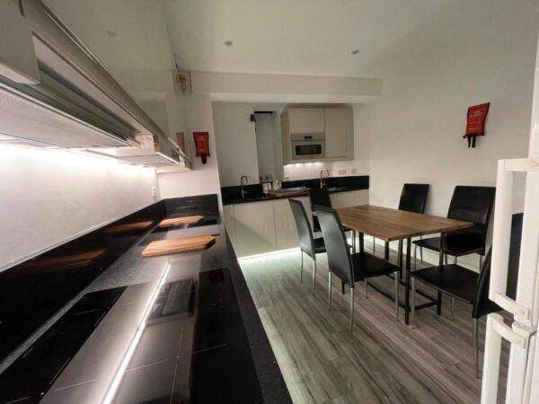 En-suite Room in a luxury house at Whitton Avenue West, UB6 0EF