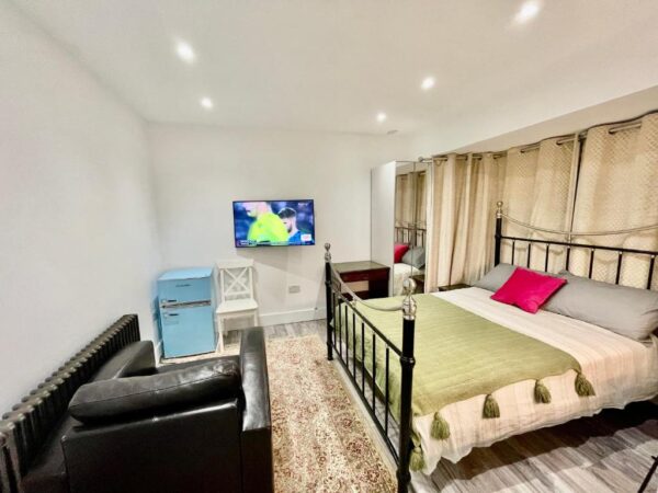 En-suite Room in a luxury house at Whitton Avenue West, UB6 0EF