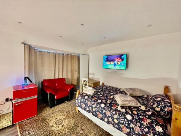 En-suite Room in a luxury house at Whitton Avenue West, UB6 0EF