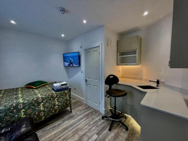 En-suite Room in a luxury house at Whitton Avenue West, UB6 0EF