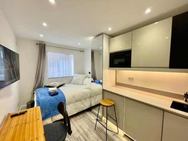 En-suite Room in a luxury house at Whitton Avenue West, UB6 0EF