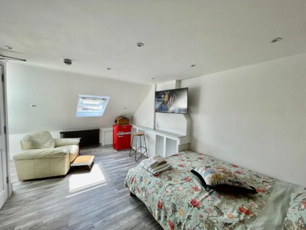 En-suite Room in a luxury house at Whitton Avenue West, UB6 0EF