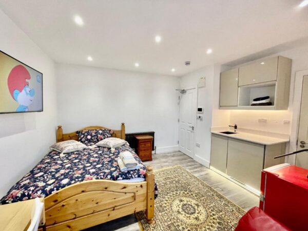 En-suite Room in a luxury house at Whitton Avenue West, UB6 0EF