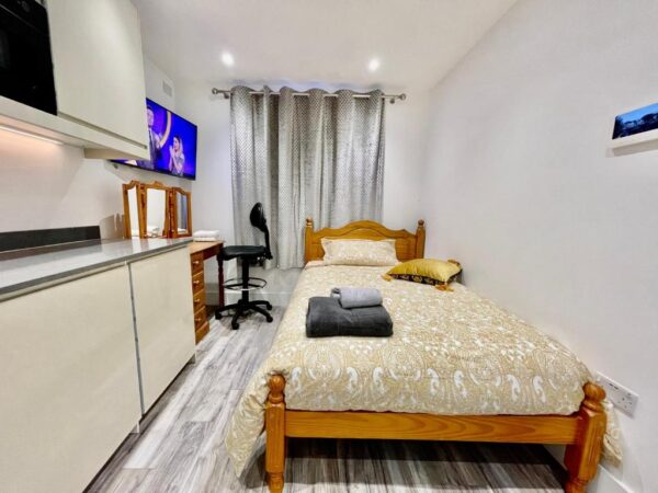 En-suite Room in a luxury house at Whitton Avenue West, UB6 0EF