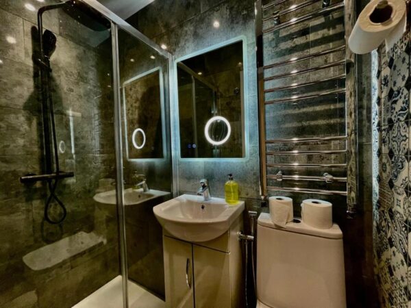 En-suite Room in a luxury house at Whitton Avenue West, UB6 0EF