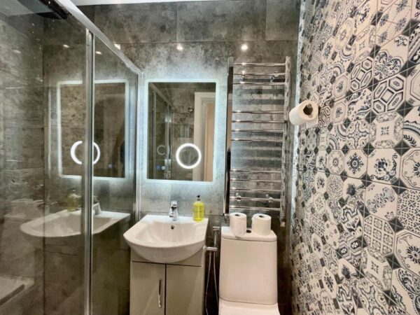 En-suite Room in a luxury house at Whitton Avenue West, UB6 0EF