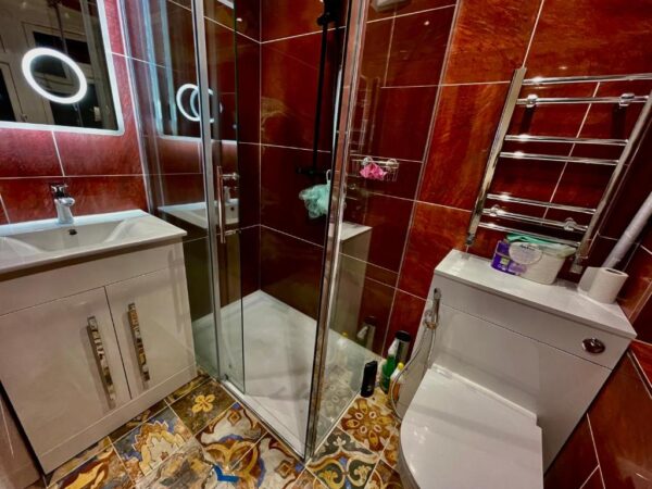 En-suite Room in a luxury house at Whitton Avenue West, UB6 0EF