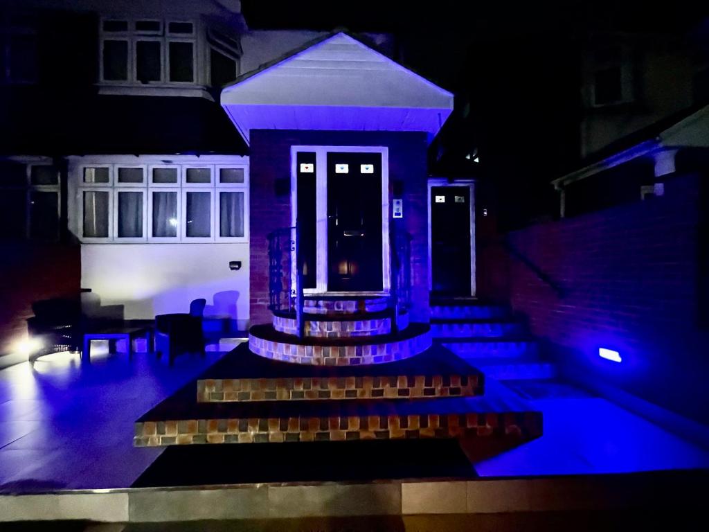 En-suite Room in a luxury house at Whitton Avenue West, UB6 0EF