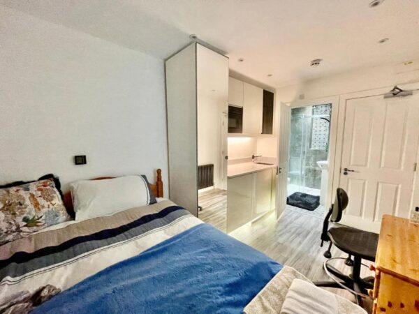 En-suite Room in a luxury house at Whitton Avenue West, UB6 0EF