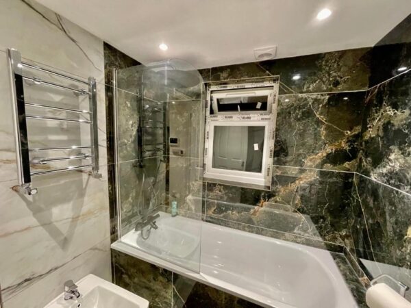 En-suite Room in a luxury house at Whitton Avenue West, UB6 0EF