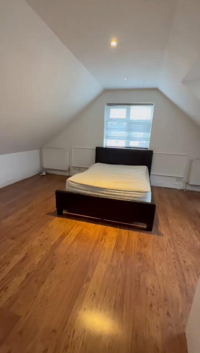 Hatch End, HA5