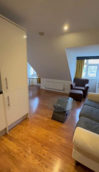 Hatch End, HA5