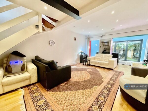 The Tiltwood, London, W3 6HG