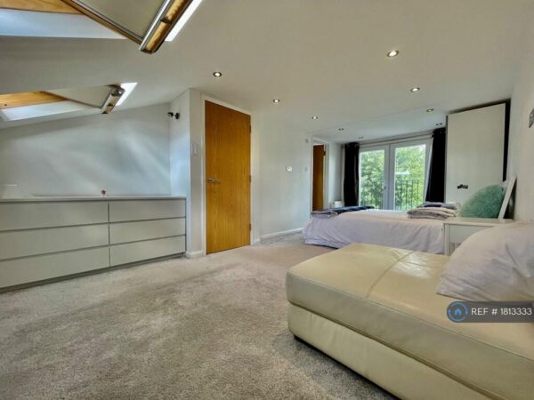 The Tiltwood, London, W3 6HG
