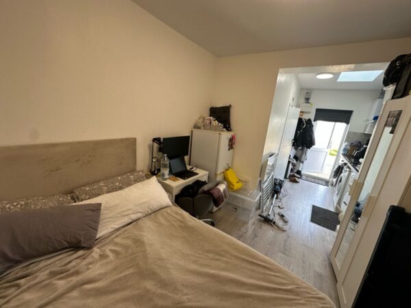 Studio Gainsborough Gardens, Edgware