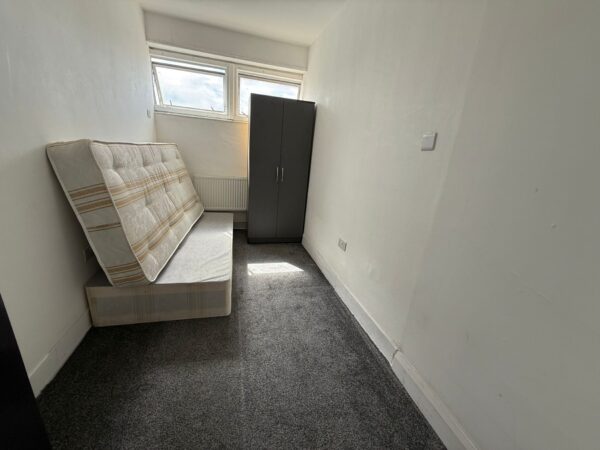 Single Rooms to Rent- Chase Side N14