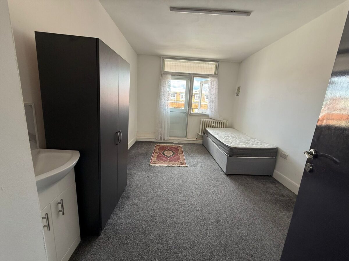 Rooms with Balcony to Rent- Chase Side N14