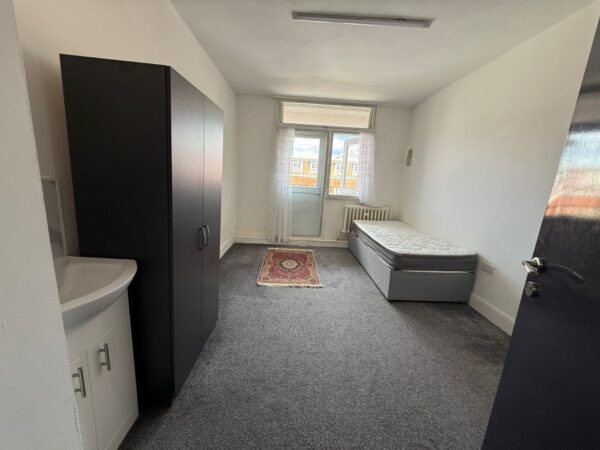 Rooms with Balcony to Rent- Chase Side N14