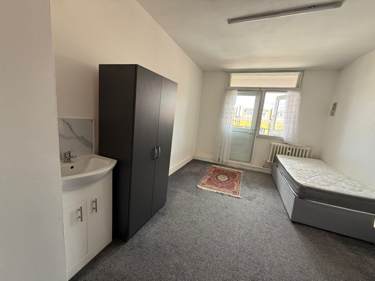 Rooms with Balcony to Rent- Chase Side N14