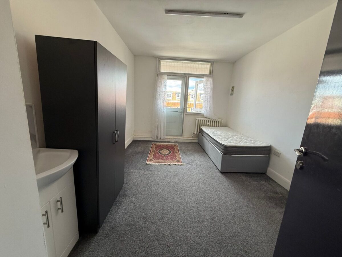 Rooms with Balcony to Rent- Chase Side N14